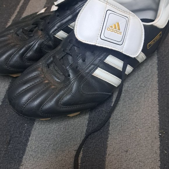 Womens Adidas Soccer Cleat set with shin pads - Picture 2 of 5